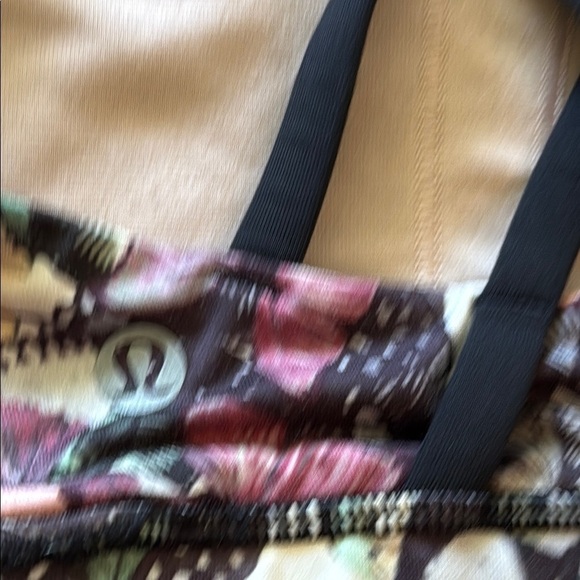 Lululemon sz 4 Floral Butterfly Print Women's sports bra Top great condition - Picture 3 of 3